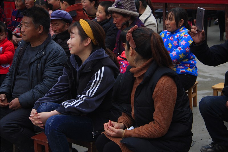 一位十岁小孩童用单口相声讲述了《我和爸爸》