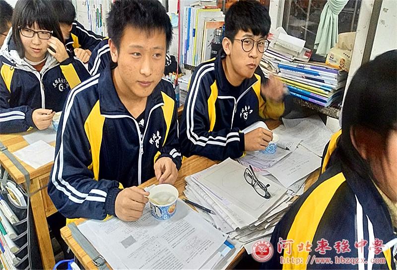 河北枣强中学老师放弃与家人团聚,自带电锅为学生煮元宵