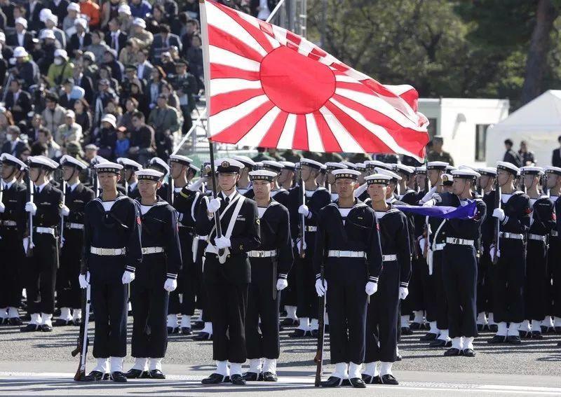 日本自卫队检阅仪式, 士兵一脸不情愿, 网友: 70年前