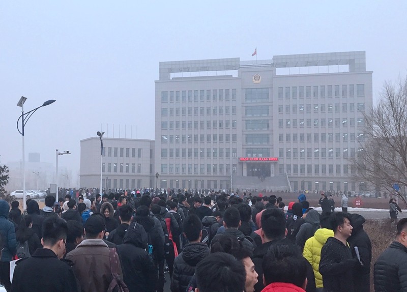 吉林省监狱系统招录公务员 数千人排队等候体能测试