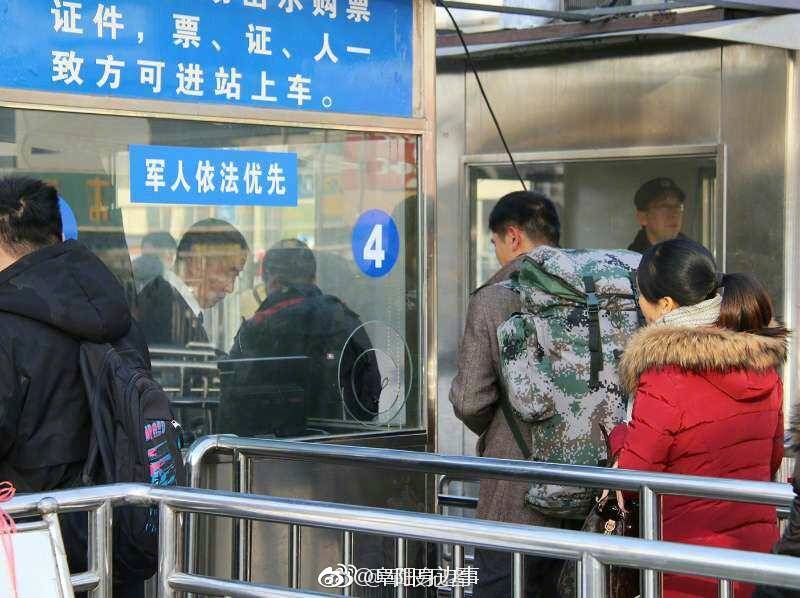 春运第三天,休假结束归队的军人[心]