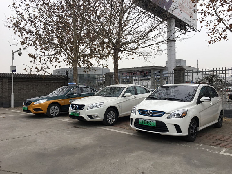 全国107个城市启用新能源车专用号牌 北京首位车主已申领成功