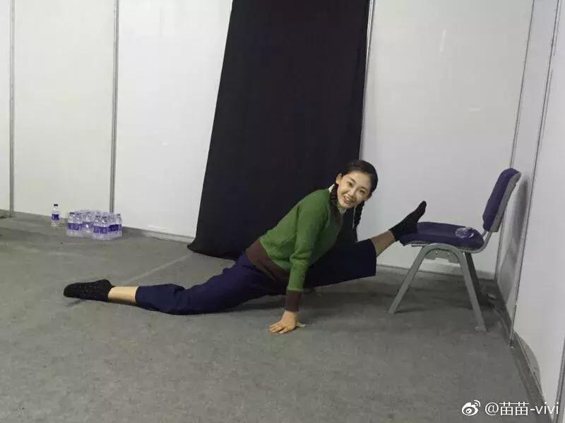 韩红深情演绎芳华片尾曲《绒花》, 女主苗苗伴