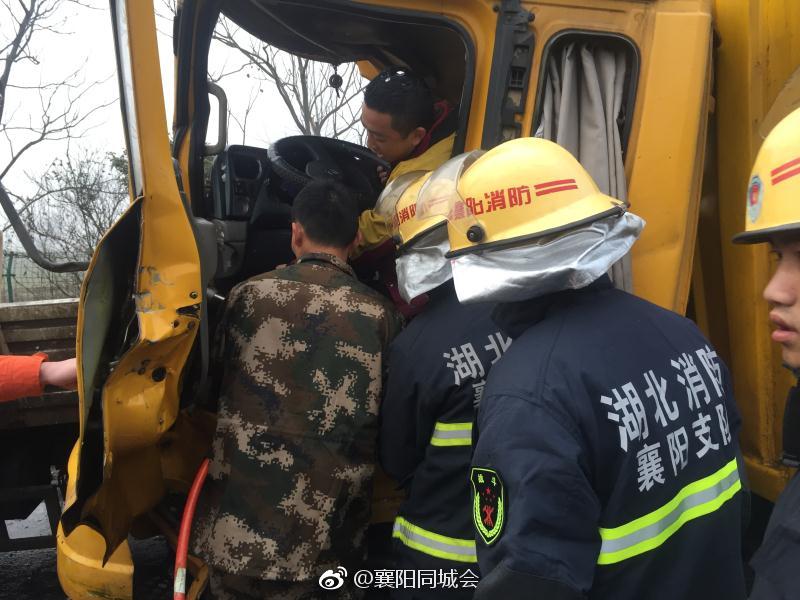 襄阳汉十高速龙王段一韵达快递车遇事故 消防