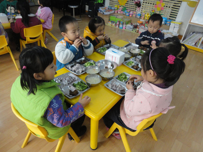 儿子说幼儿园的午餐很香,看到老师发的照片,我