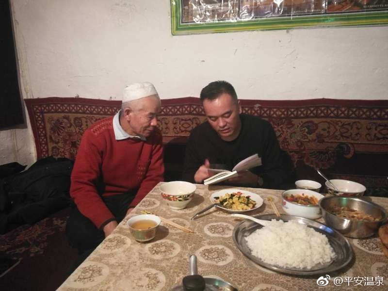 新疆温泉县博格达尔派出所开展入村住户活动