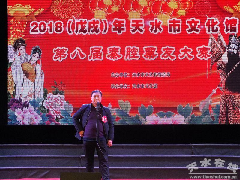 天水市麦积区三岔镇水关村秦剧团团长,农民王红吉在天水市秦腔大赛中