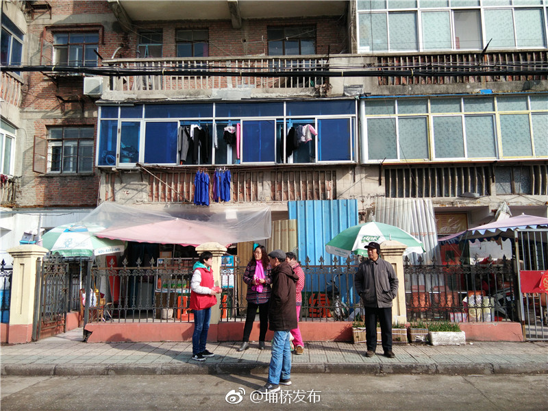 芦岭志愿者开展学雷锋维修家电义务服务