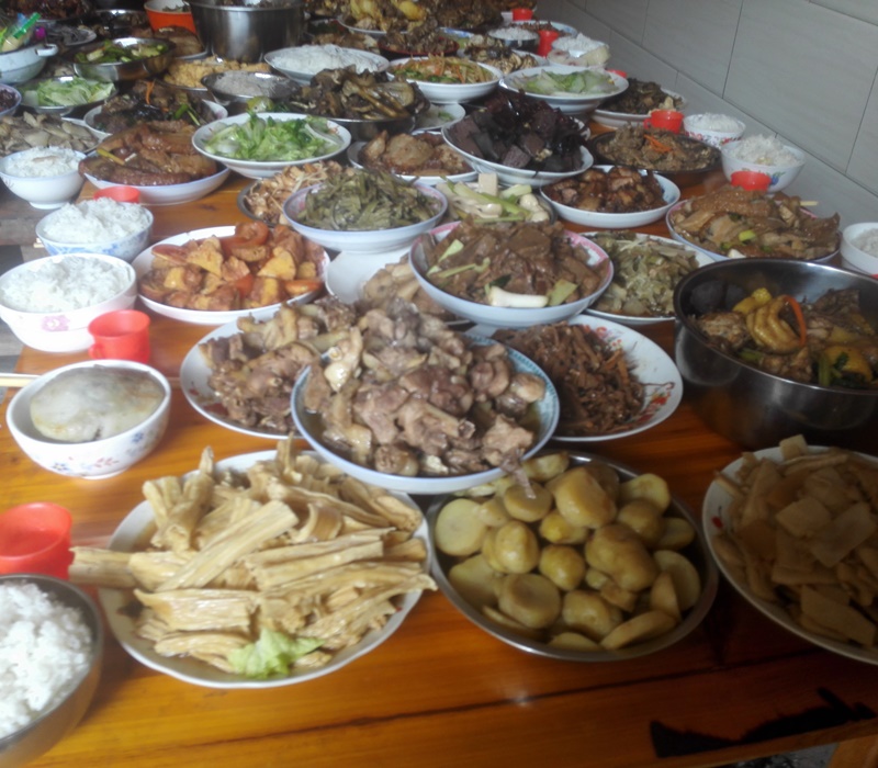 广西农村春节年夜饭,大鱼大肉,琳琅满目,真让人大饱口