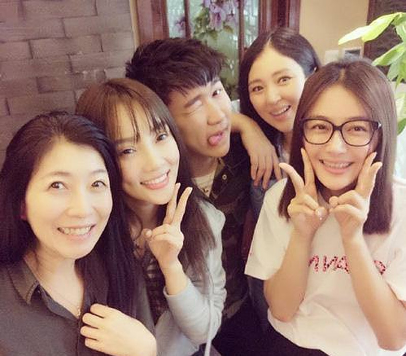 被谢娜捧红,出名后变白眼狼,成杨幂杨颖闺蜜,谁