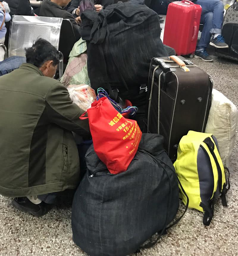 广东春运年轻人拖箱子, 老一辈仍像在搬家