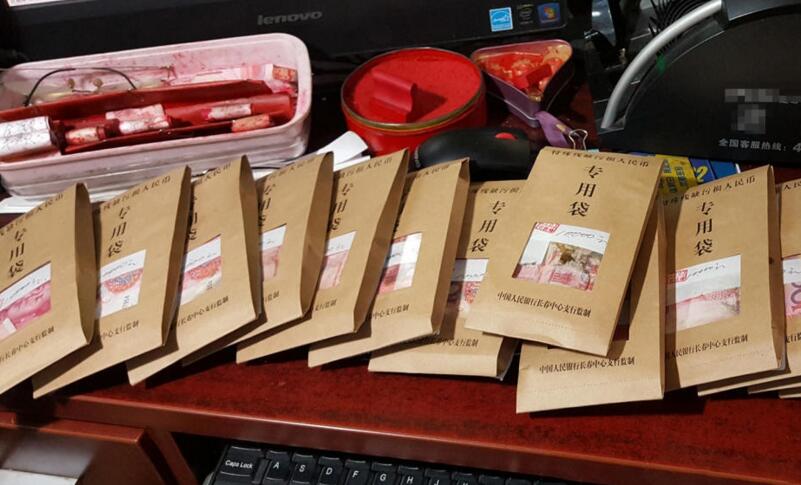 男子把16万现金藏库房,不料全部长毛发霉,银行绞尽脑汁帮他兑换