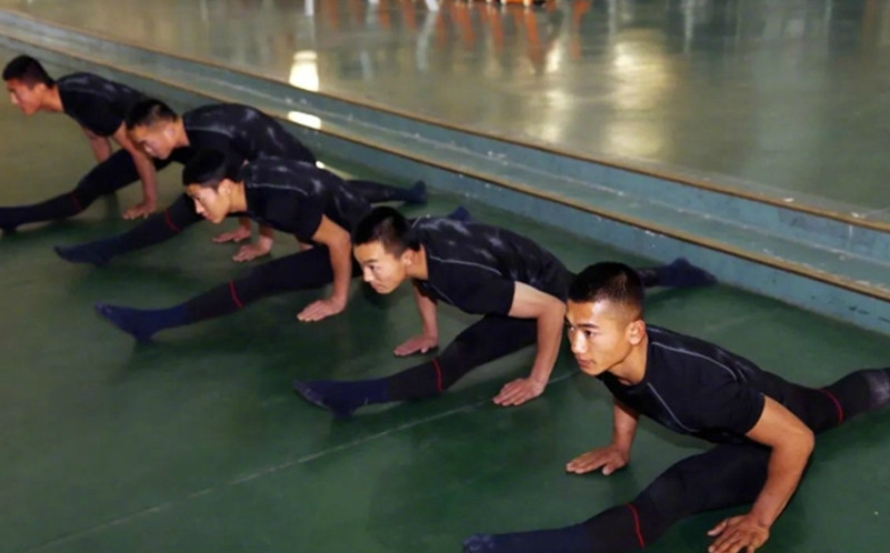 兵哥哥练瑜伽,一字马的动作帅