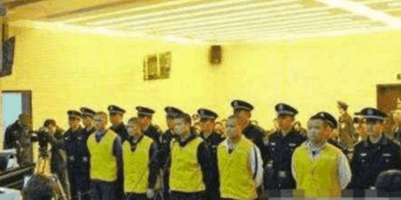 实拍: 起底菜刀队vs大砍刀队事件, 菜刀队6人打爆24人砍刀队!