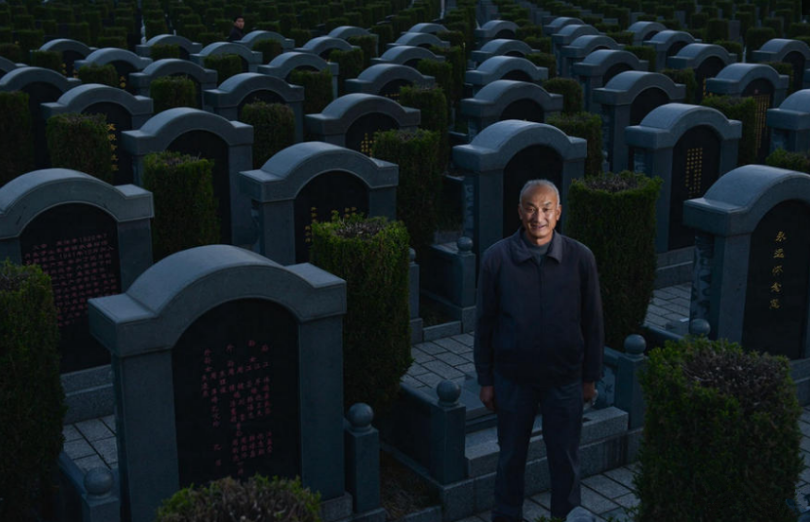 68岁守墓人的真实生活,每到半夜最难熬,已为自己选好墓地