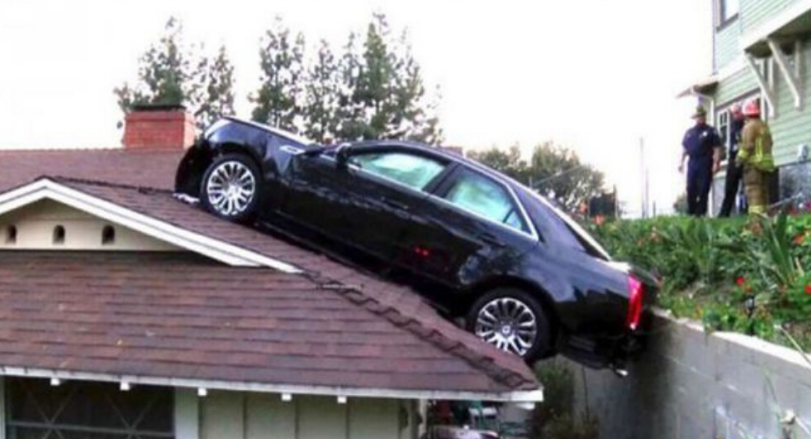 一声巨响把屋主从睡梦中惊喜,出门一看以为要