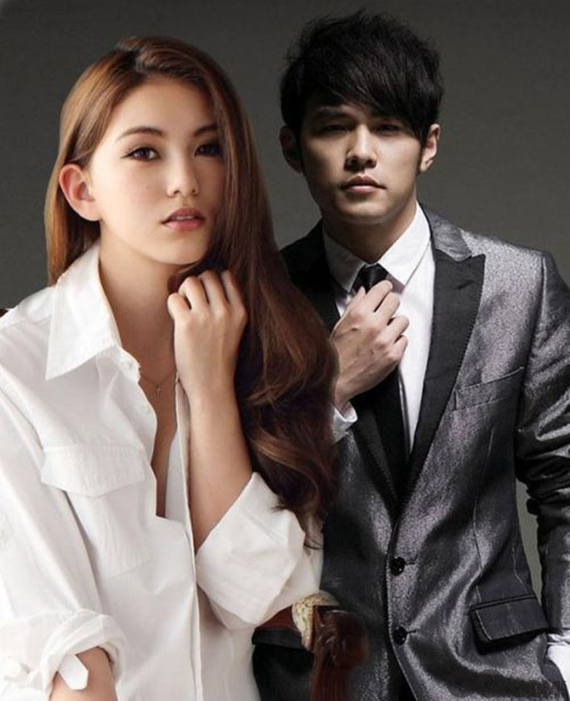 周杰伦昆凌晒合影,原来杰伦是平安夜领的结婚证啊!