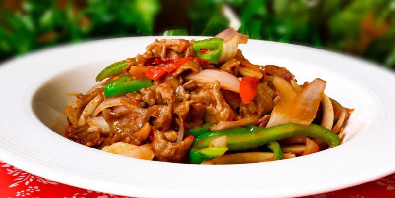 材料:牛里脊肉—洋葱—半只彩椒—只其他调味料—适量做法