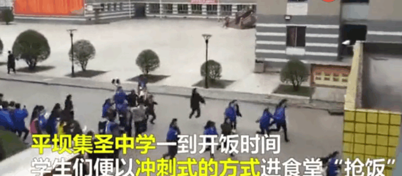 中学生冲刺式进食堂抢饭