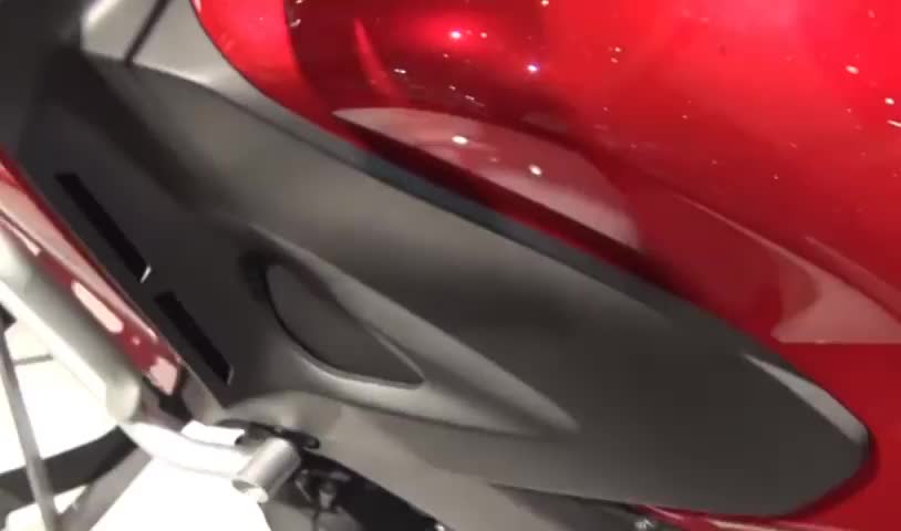 车展上发现一辆本田摩托车，问价格时却被销售冷眼相待，没钱啊