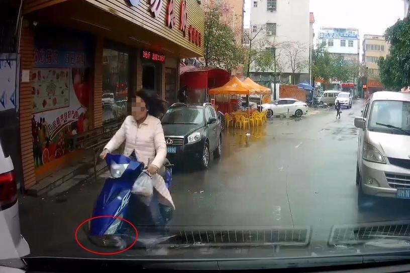 小区里面我车速都这么慢了，骑电动车眼镜大姐你注意点好不