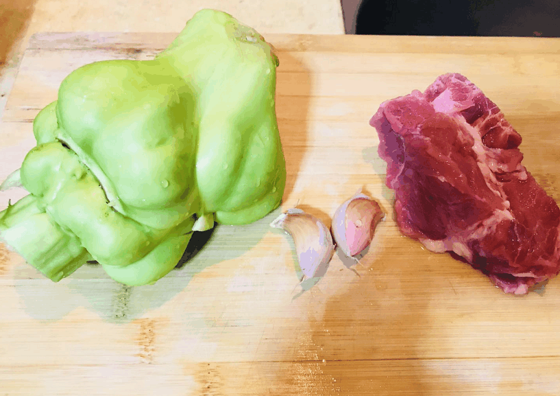 1,v菜头食材:菜头(青芥疙瘩)一个,打算,配料.猪肉:油,盐,生抽,辣椒油.临沂最大的调味品批发市场在哪图片