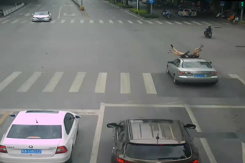 两名年轻女子骑电动车闯红灯被撞飞，监控还原真相