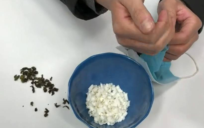 一次性口罩用剪一刀,挂在衣橱里,人人都夸好