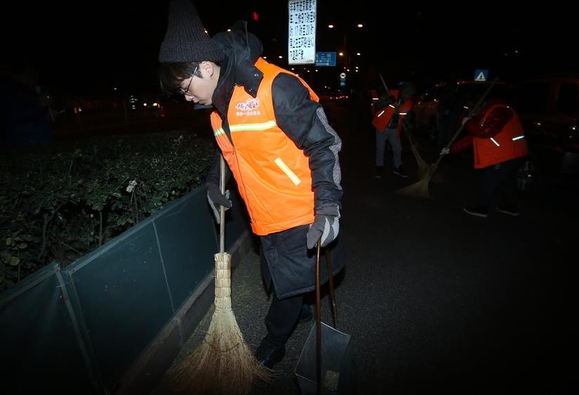 韩红一怒晒捐款, 吴亦凡捐10万, 他年赚千万只