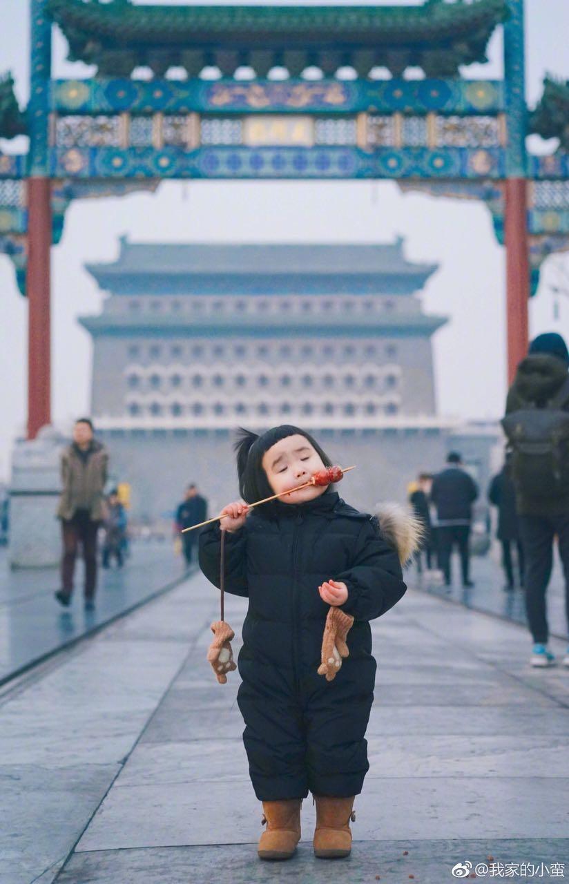 又降温了,小蛮裹成个小肉球,大口吃糖葫芦的样子好陶醉!