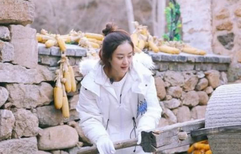 与baby同时素颜出镜,网友:一个是女王,一个是小姑娘