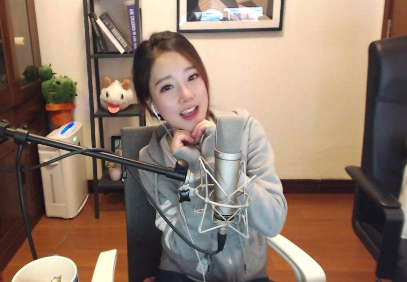 斗鱼一姐冯提莫素颜照曝光!脸色惨白没精神,网