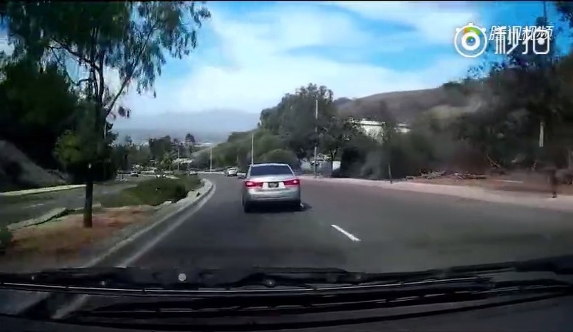 现在的女司机都那么疯狂？？？女司机  ​