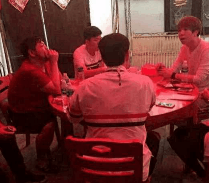 疑似LOL解说小智照片被扒出, 果然和想象中的不一样！
