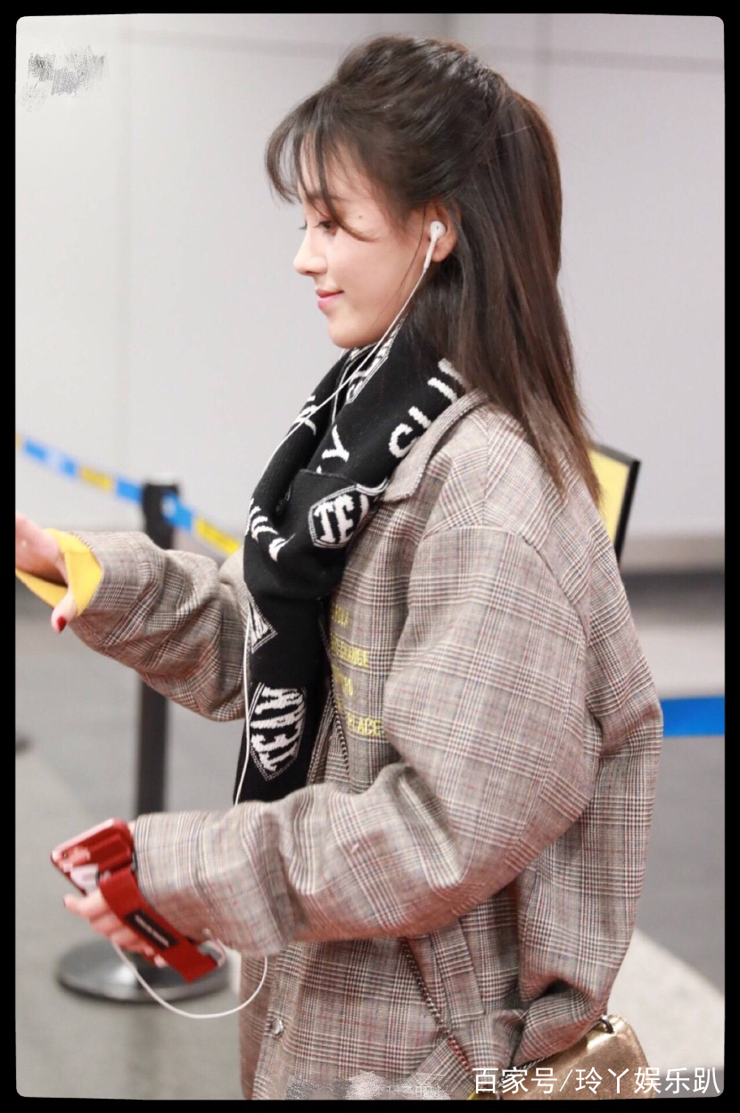 鞠婧祎终于换发型了!网友:这种露脚方式也算是