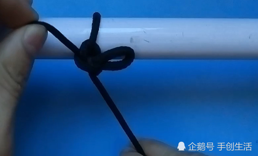 此绳结为“活套活结”，不仅牢固还很不易打滑，生活到处都能用到