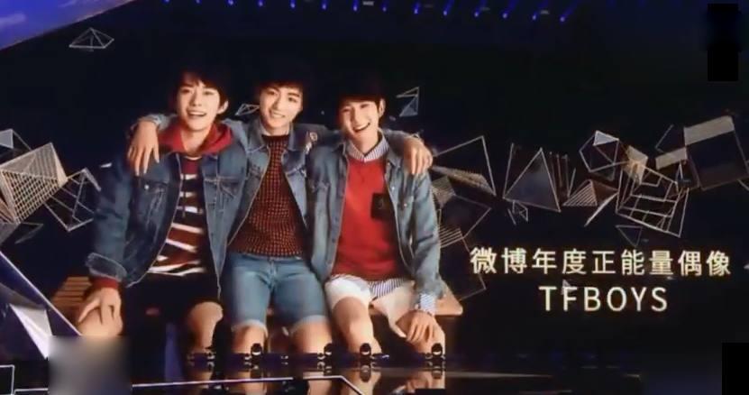 TFBOYS微博之夜, 一起合影留念时, 粉丝被王俊