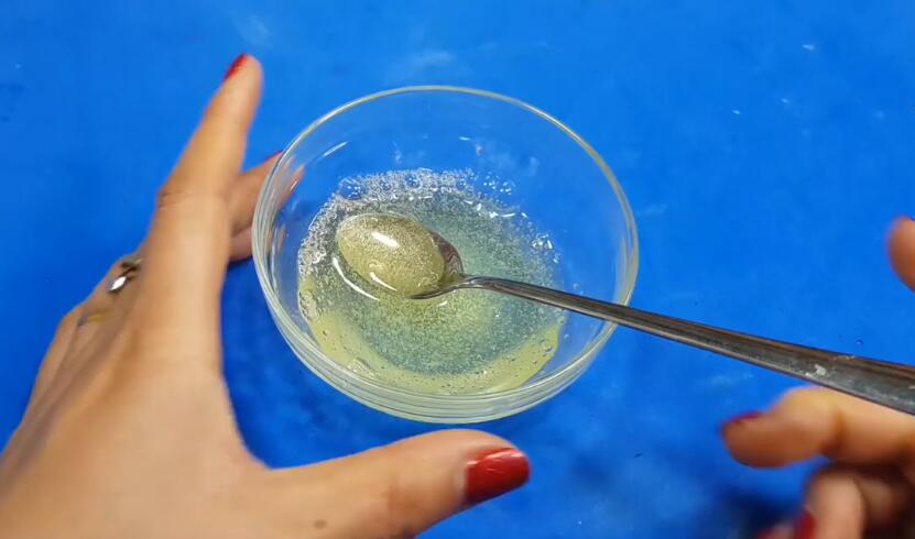 教你用胶水、沐浴露加硼砂水的史莱姆制作方法