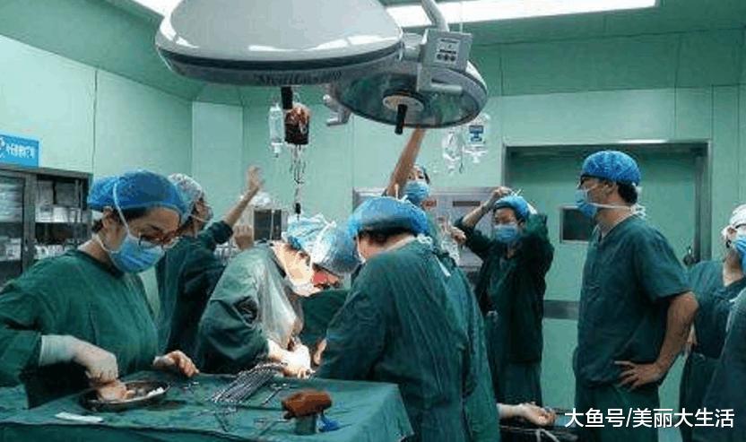 丈夫让怀有6个月身孕的妻子继续在加油站上班