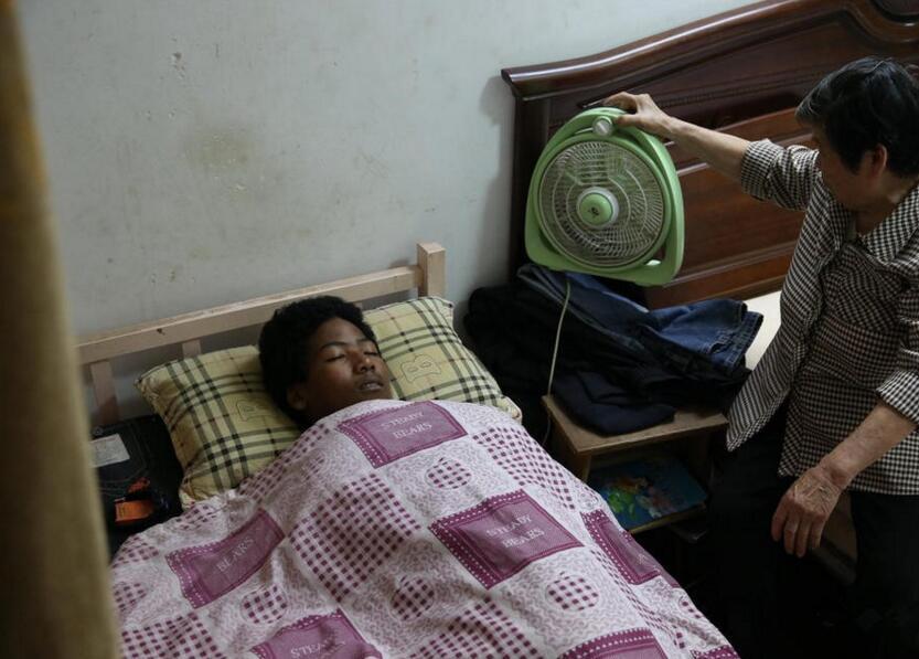 这个黑人弃婴被中国老人抚养了15年,最终落户在上海