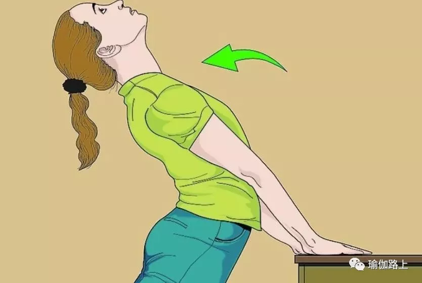 这些办公室瑜伽动作,坐在电脑前就可以做.