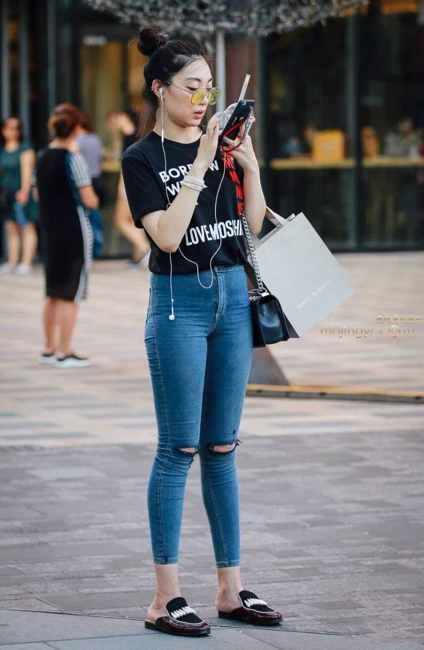 街拍:手机美眉, 牛仔裤穿出丰满的臀线和双腿, 喜欢这肉肉的女孩