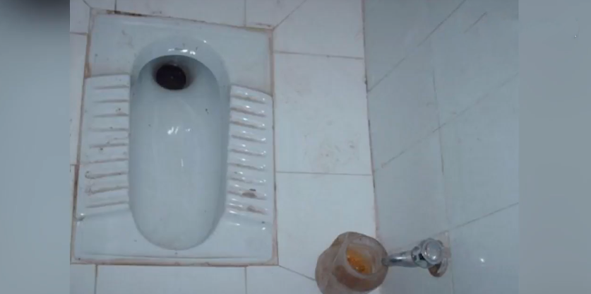 印度火车上尿急,印度人到底怎么解决的?看完笑