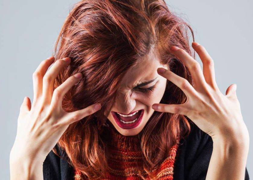 孕妇在生下孩子后在医院去世,丈夫暴怒打母亲