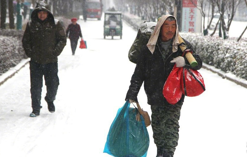冰天雪地60岁的河南老大爷徒步回家,只为省钱给老伴买件好衣服
