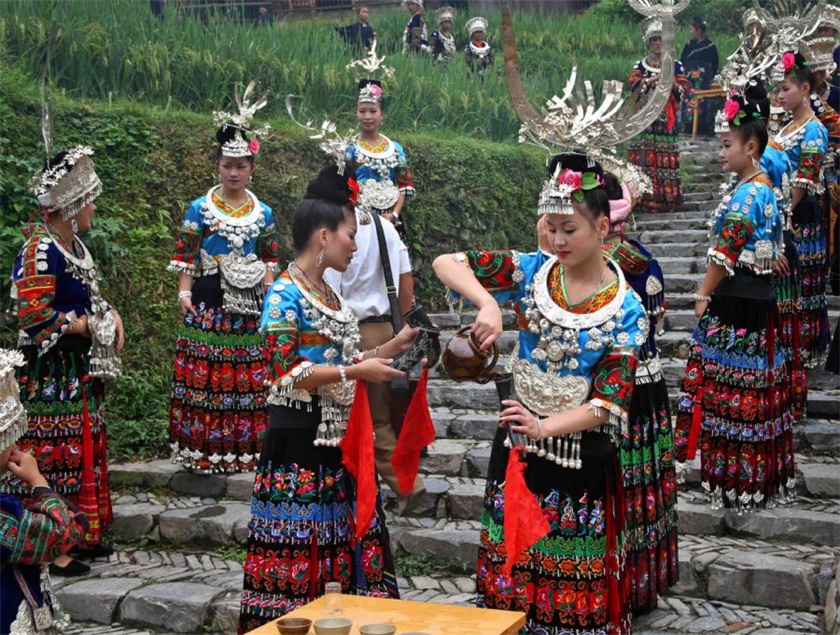 但现在黔东南苗族敬酒礼仪中的"高山流水"与古义并没有什么联系,只是