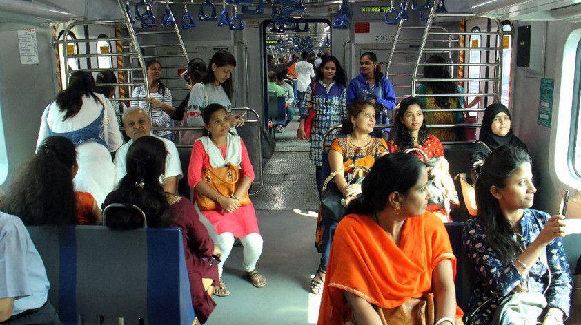 别以为印度火车挂满人, 如今升级成这样, 我们一