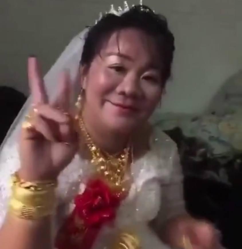 农村小伙24岁娶38岁富婆,结婚送豪车,别墅,网友:为了钱!