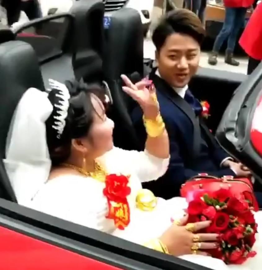 农村小伙24岁娶38岁富婆, 结婚送豪车,别墅, 网友: 为了钱!