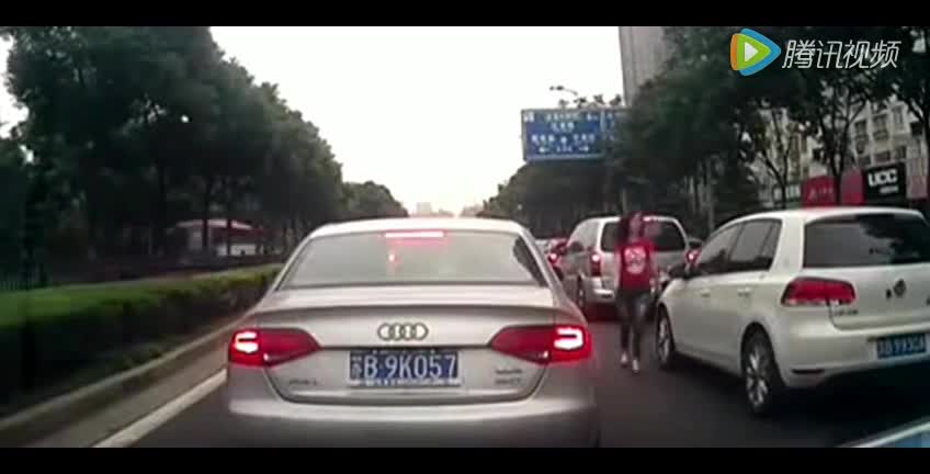 女司机下车相劝插队小车遭骂，接着她做出了个疯狂的举动